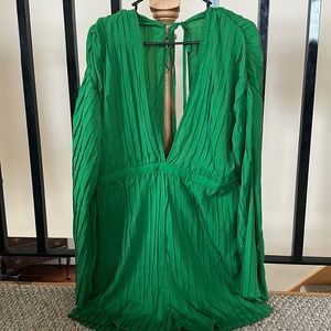 Pretty Little Thing green plunge pleated play suit sz 12
